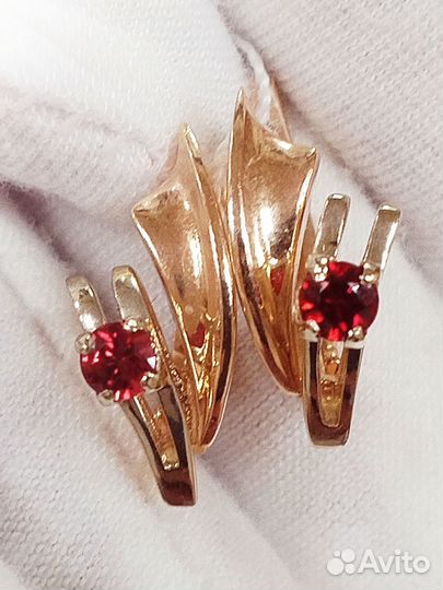 Золотые серьги с камнем