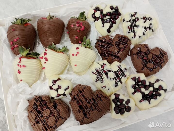 Клубника в шоколаде с гранатом в шоколаде