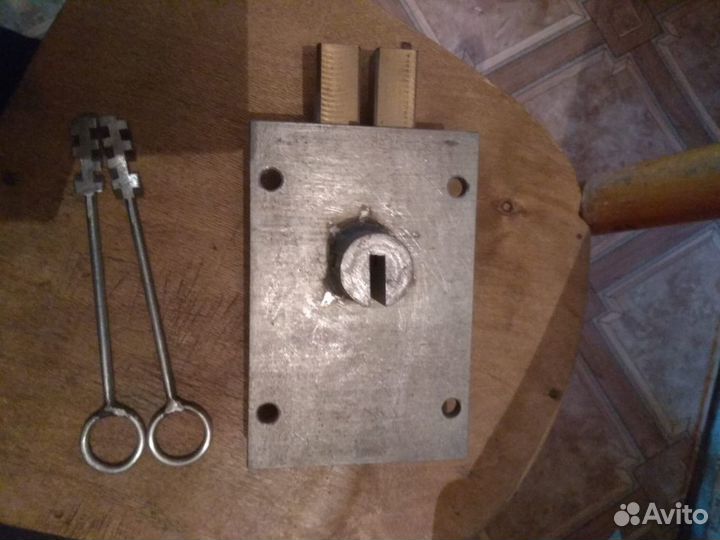 Замок дверной