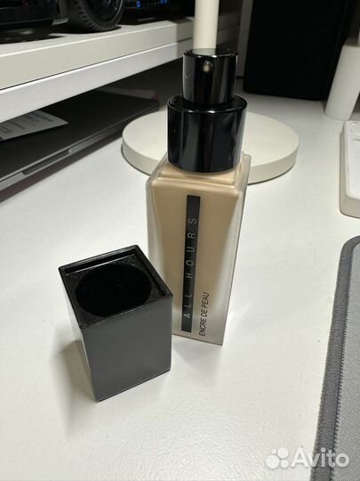 Тональная основа Yves Saint Laurent