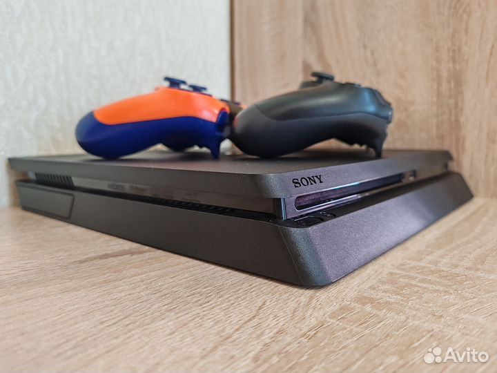 Sony PS4 Slim 1TB + 2 геймпада + игры