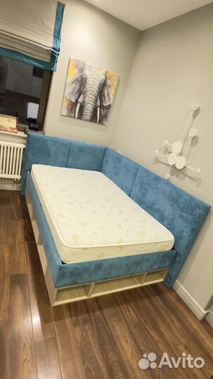 Кровать с матрасом и ящиком для белья