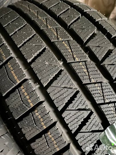 Royal Black Royal Ice 235/65 R17 112S