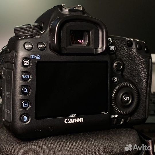 Зеркальный фотоаппарат Canon 5D Mark III