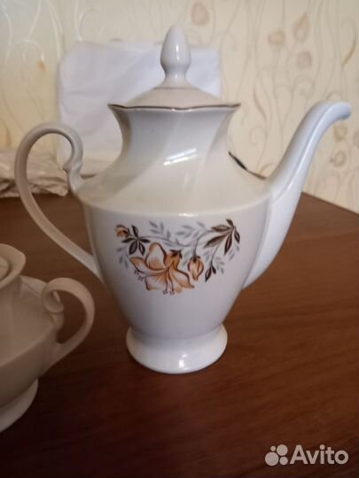 Чайник заочный и сахарница