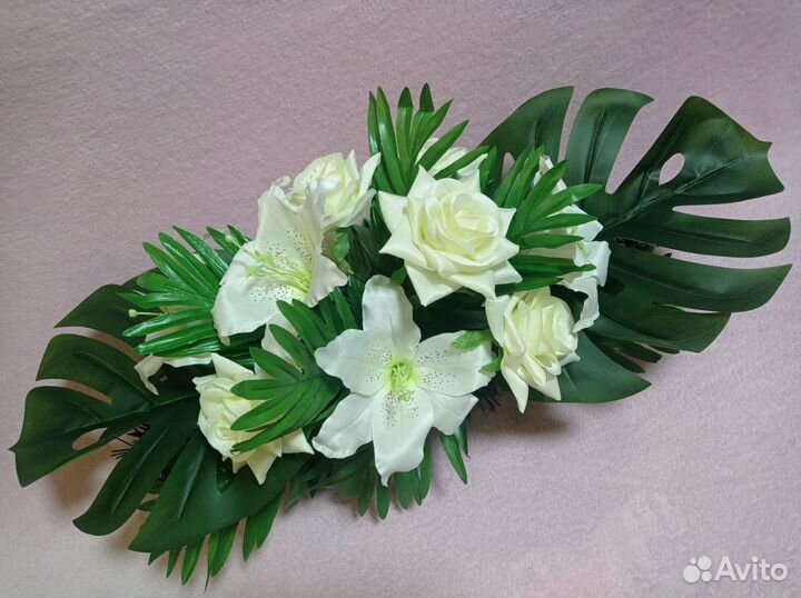 Искусственные цветы на кладбище