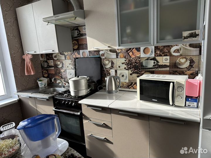 Кухонный гарнитур с вытяжкой