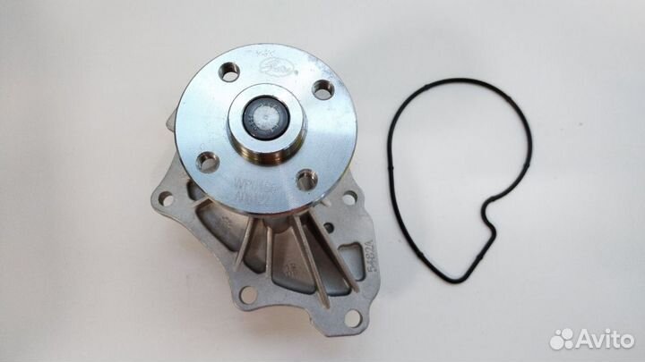 Помпа водяная Gates на toyota Новая