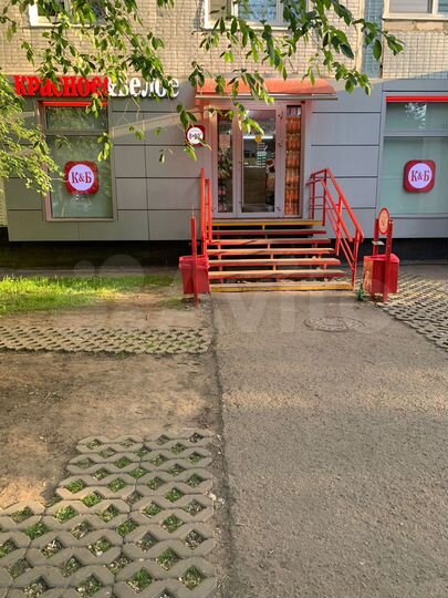 Помещение с Красное и Белое напротив станции метро