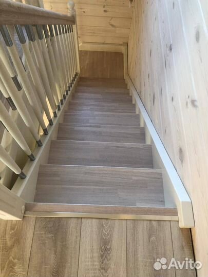 Деревянная лестница из массива ясеня
