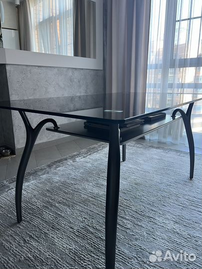 Большой обеденный стол