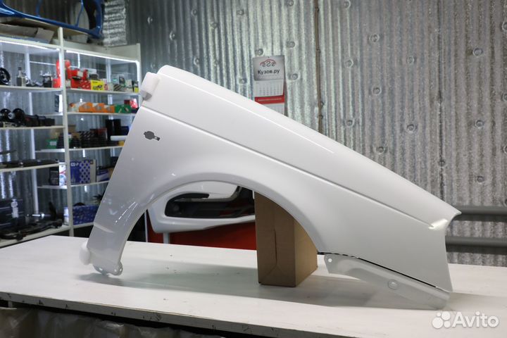 Крыло правое Лада Приора в цвет 240 Белое облако