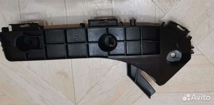 Lexus LX570 рестайлинг кронштейн бампера правый