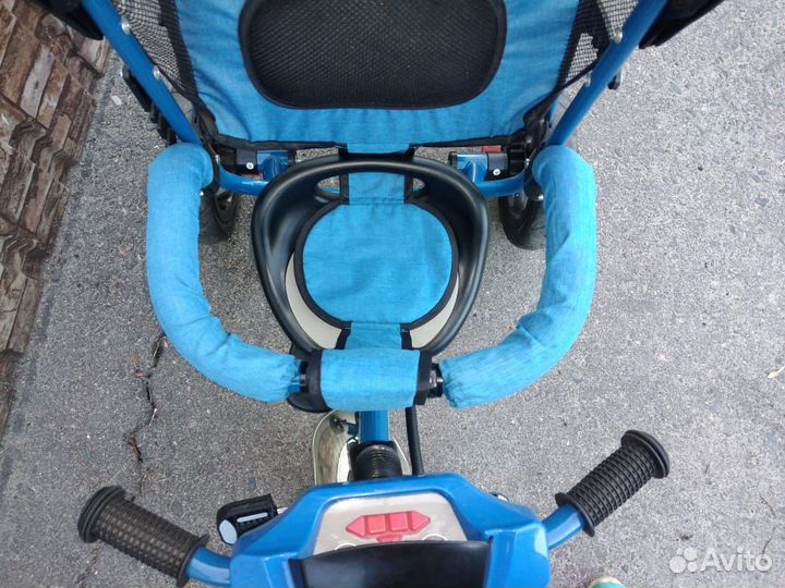 Детский трехколесный велосипед с ручкой