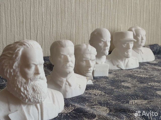 Статуэтки, бюсты марксистов или других персонажей