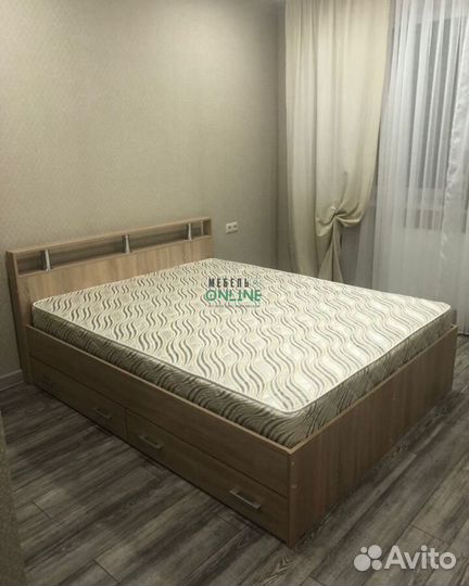 Кровать двуспальная с матрасом