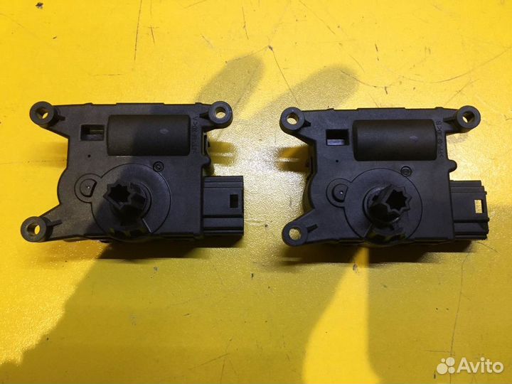 Моторчик заслонки отопителя Ford Explorer 5 2010–2