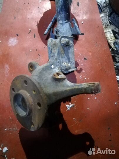 Кулак поворотный Mercedes Vito 638