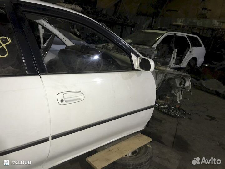 Стекло двери на toyota carina AT190 4AFE