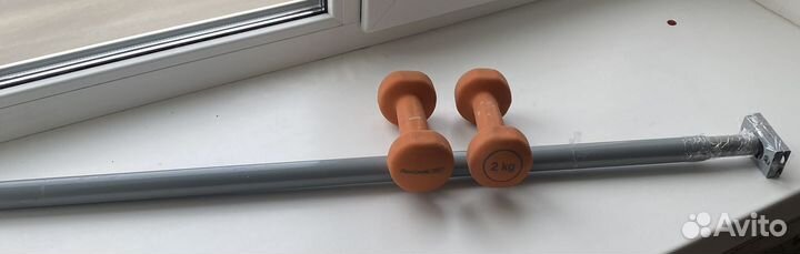 Гантели 2 кг 2 шт и турник распорный 90-100 см