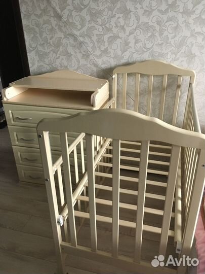 Детская кроватка и пеленальный комод