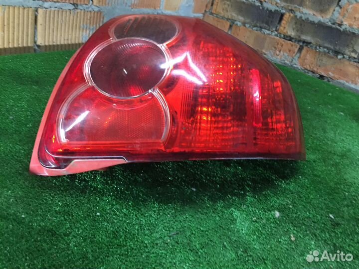 Фонарь правый Toyota Auris E150