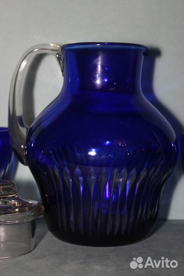 Хрустальный кувшин и стаканы