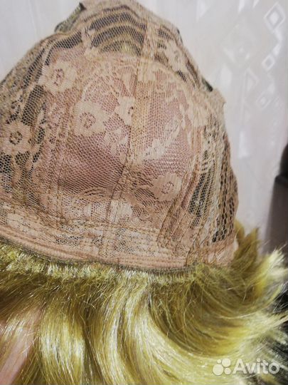 Парик карнавальный золотистый