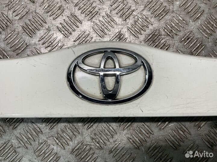 Накладка крышки багажника Toyota Prius 20