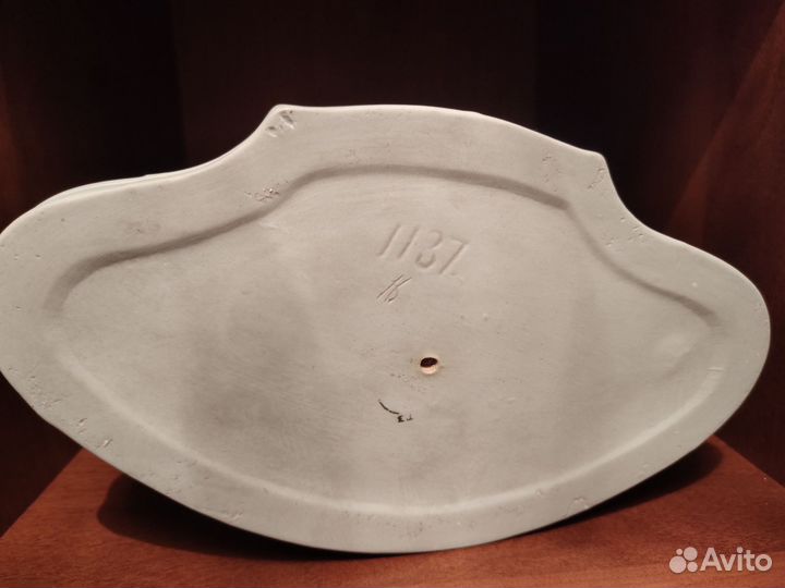 Каминный бюст девочки (Кузнецов)