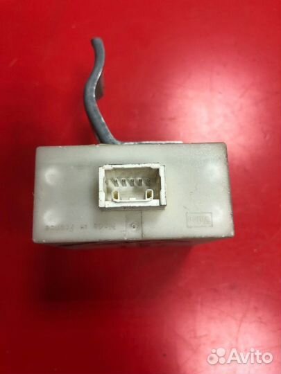 Блок управления центральным замком Toyota Avensis