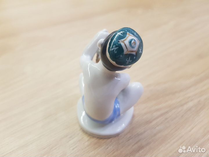 Фарфоровые фигурки лфз мальчик с виноградом