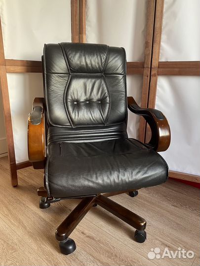 Кожанное кресло руководителя