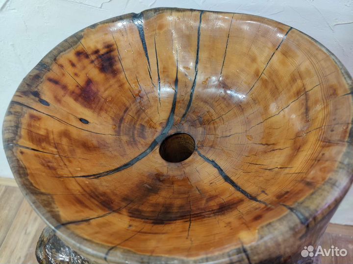 Раковина из дерева с наростом