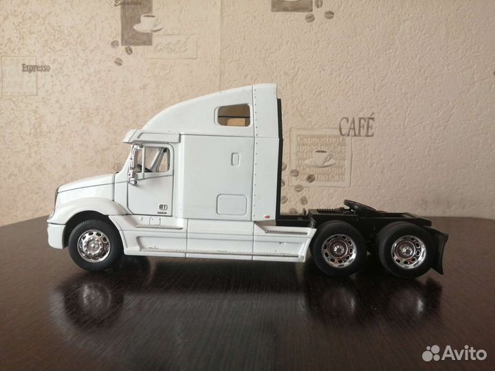 Модель freightliner 1/32
