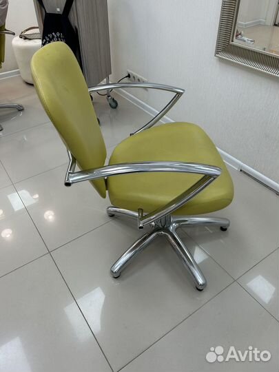 Два кресла и мойка парикмахерские