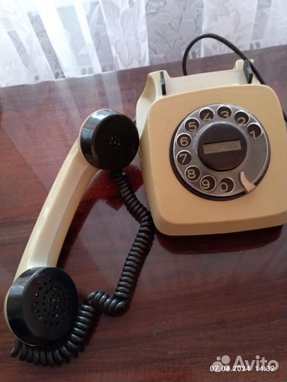 Телефон СССР в рабочем столе