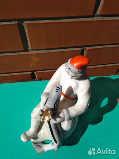 Фарфоровая статуэтка 
