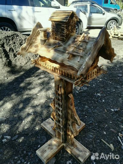 Кормушки для птиц на стойке