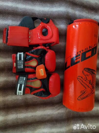 Боксерский мешок, шлем, перчатки