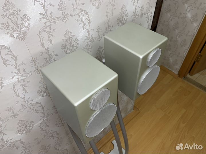 Колонки на стойках Monitor Audio Radius 90