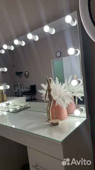 Гримерное зеркало с лампочками и столом