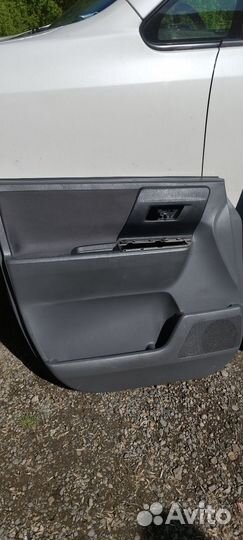 Обшивка дверей на Toyota voxy/noah 2007-13