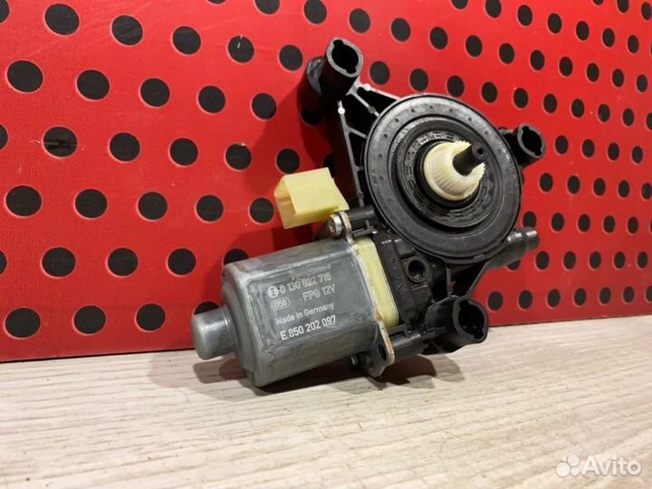 Моторчик стеклоподъемника задний левый Porsche