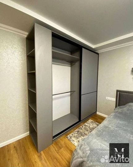 Книжный шкаф