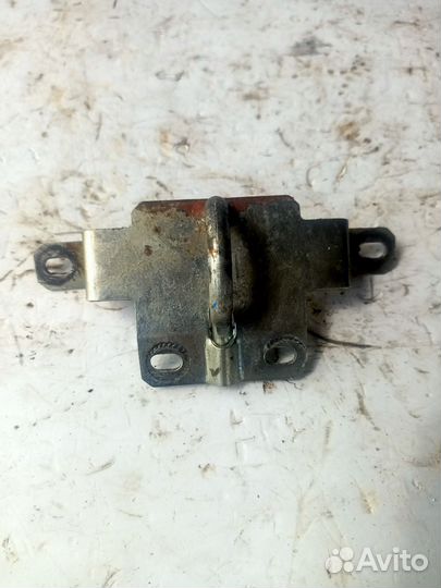 Ответная часть замка багажника ваз 21213