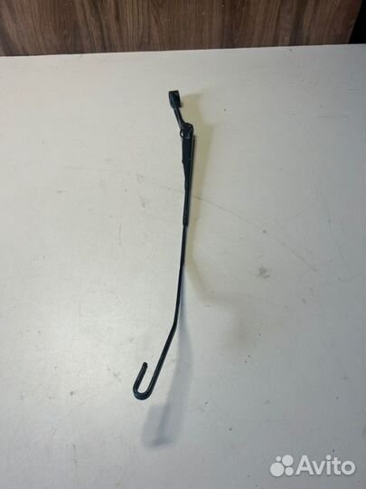 Поводок стеклоочистителя передний правый LADA