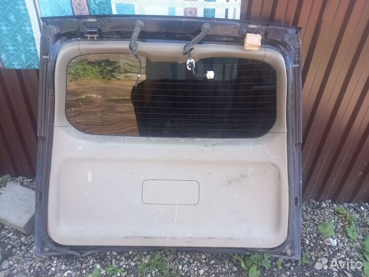 Дверь багажника toyota isis