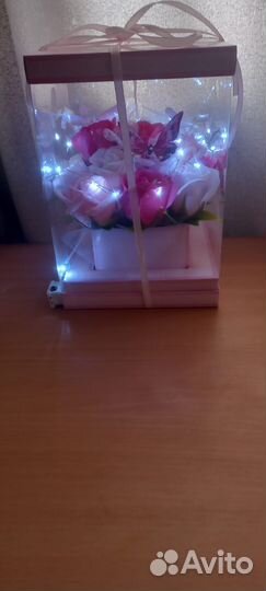 Букет из 15 роз с бабочками в аква коробке