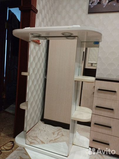 Зеркало в ванную с полочкой